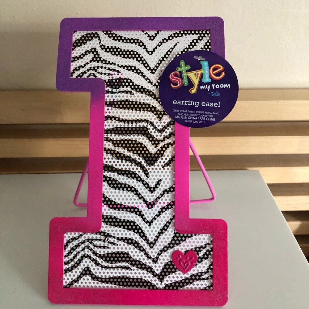 Justice “I” Earring Easel